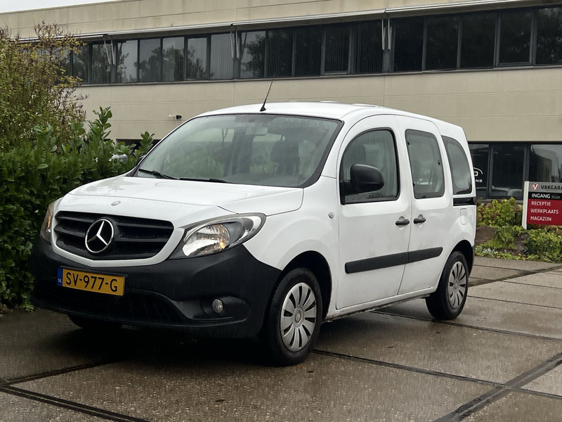 183176051-100-15.jpg